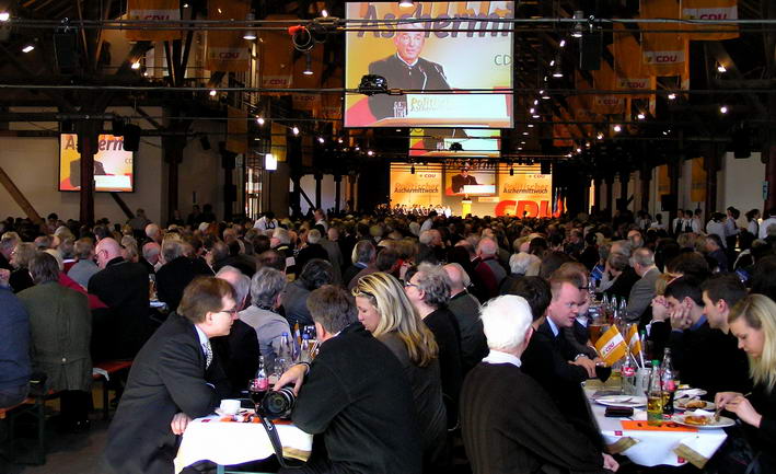 ein voller Saal mit Thomas Strobl am Rednerpult