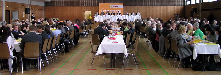 ein gut gefüllter Saal