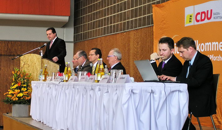 Kreisvorsitzender, Ministerpräsident Stefan Mappus MdL (links), eröffnet den 44. Kreisparteitag in der Börthhalle in Pforzheim