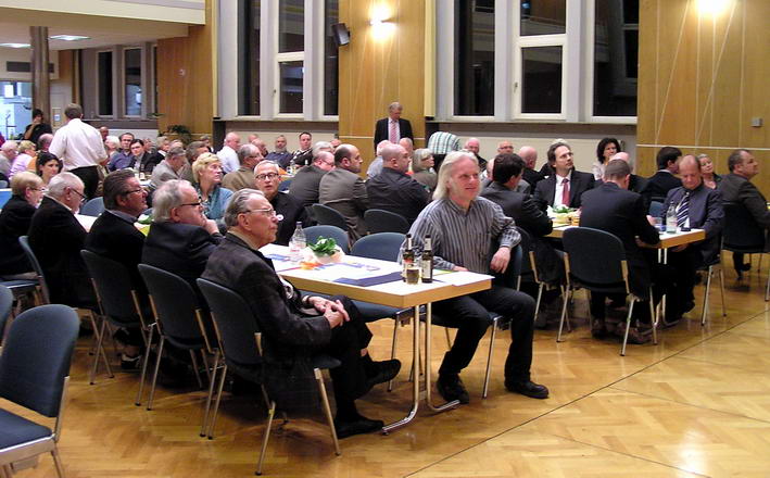 die Teilnehmer im Saal
