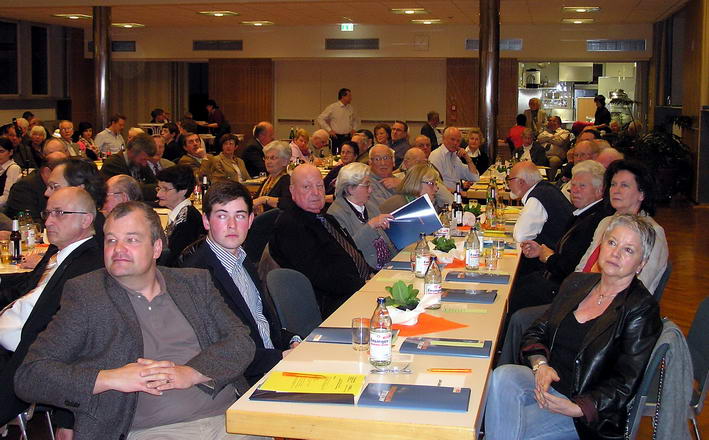 die Teilnehmer im Saal