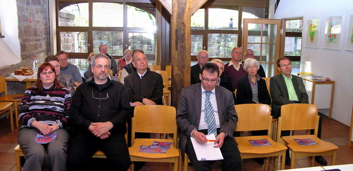 aufmerksame Zuhrer ber die gesamte Breite (Panoramabild)