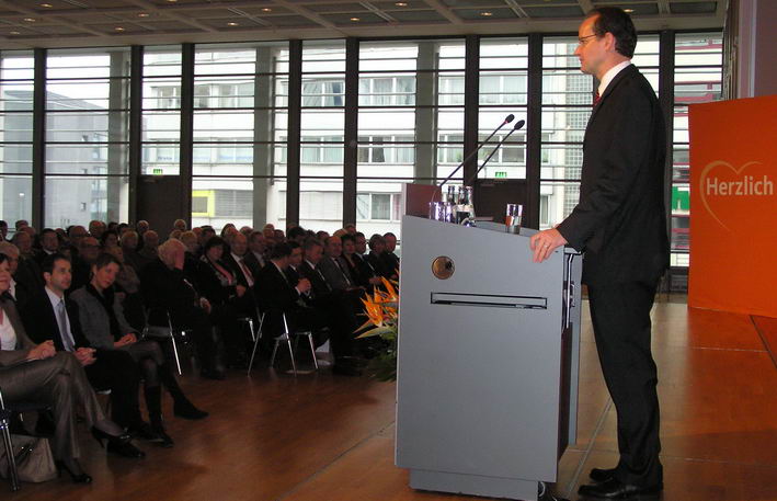Gunther Krichbaum begrüßt die Gäste