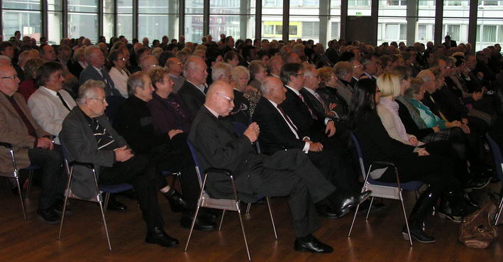 die zahlreichen Gäste im Saal