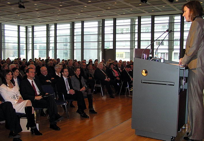 die Gastrednerin Sabine Wiedemann (rechts) und die aufmerksamen Zuhörer