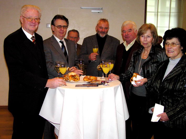 auf ein Glas zum Anstoßen auf ein gutes neues Jahr
