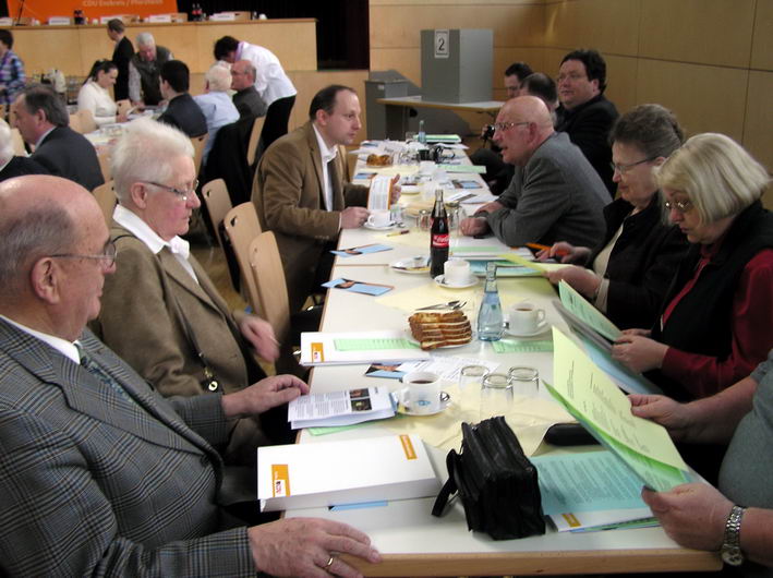 der Maulbronner Tisch auf der Ostseite der Halle
