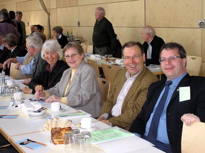 der Maulbronner Tisch auf der Westseite der Halle