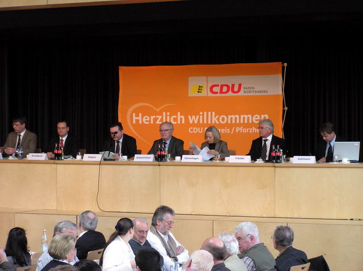 das Prsidium hat Platz genommen