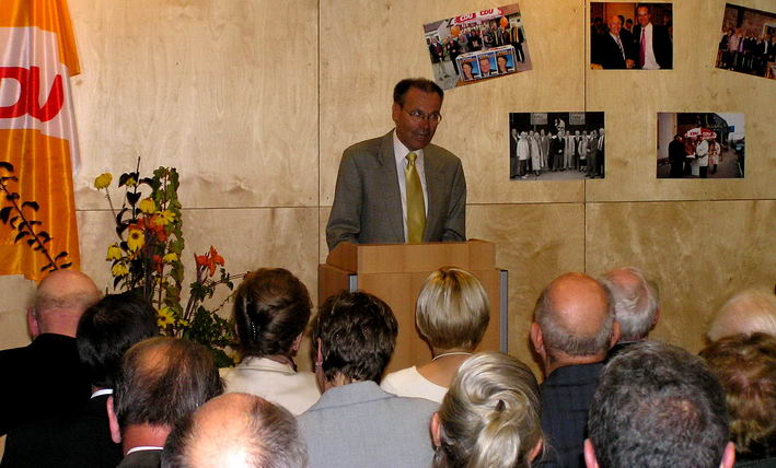 Roland Evers begrüßt die Festgäste