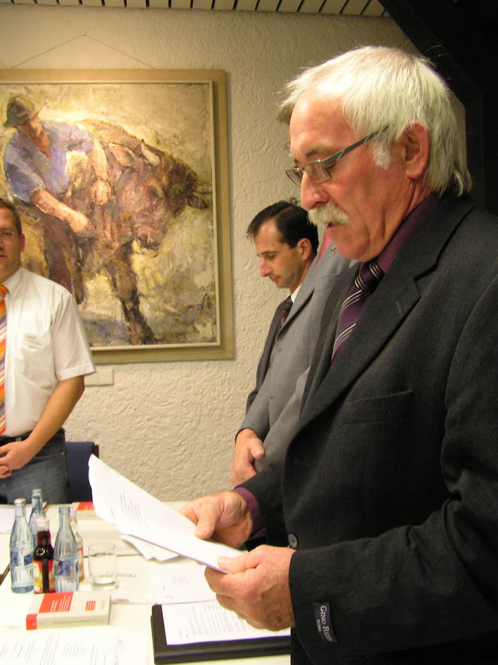 CDU-Stadtrat Otto Kammerer (rechts) spricht als Dienstltester die Verpflichtungsformel