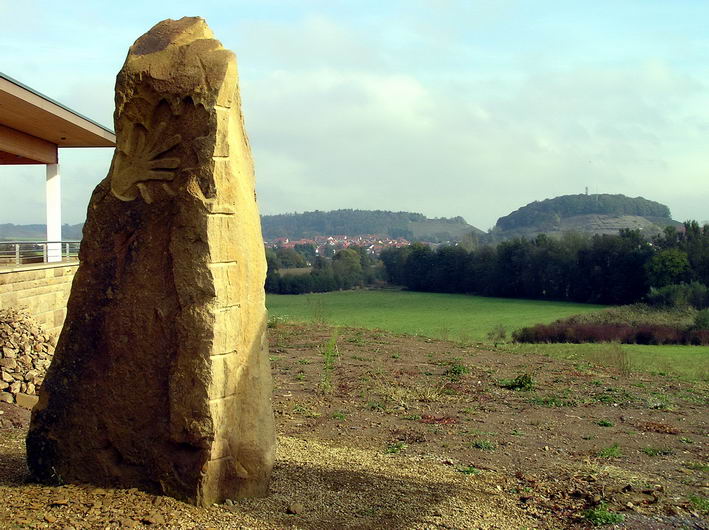 das Symbol des Naturparkzentrums in Stein gemeiselt