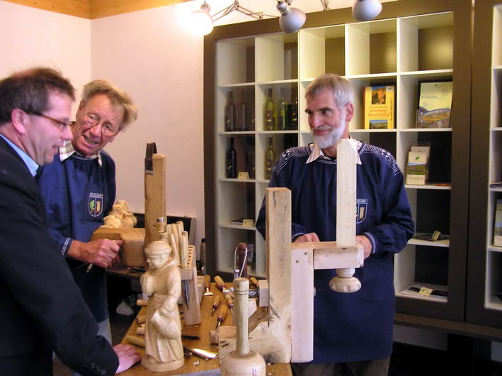 Holzschnitzer aus tisheim beleben das Naturparkzentrum