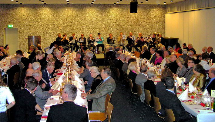 ein voll besetzter Saal