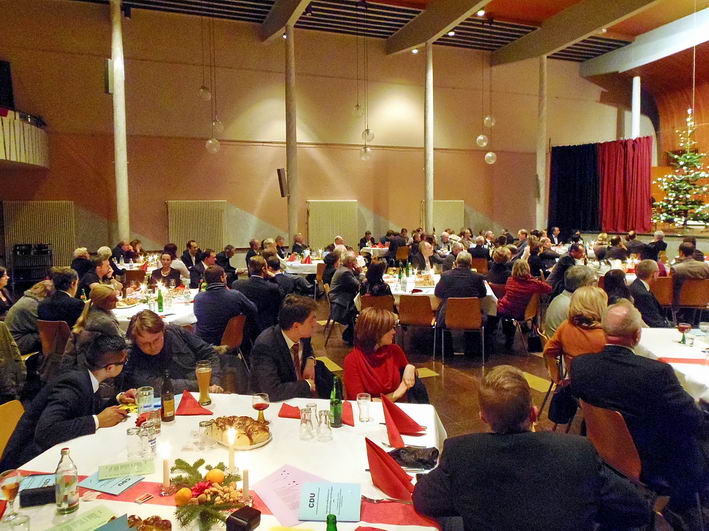 aufmerksame Gäste im Saal 